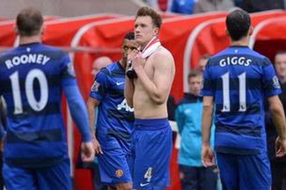 Reaksi bek Manchester United asal Inggris, Phil Jones (kedua dari kanan), setelah melakoni laga Premier League melawan Sunderland di The Stadium of Light di Sunderland, Minggu (13/5/2012).