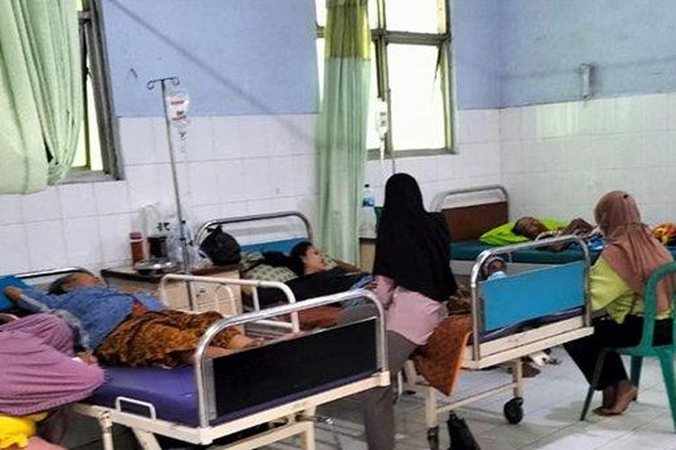 Korban keracunan massal di Kecamatan Sambirejo, Kabupaten Sragen, Jawa Tengah dirawat di puskesmas setempat, Sabtu (29/4/2023). Sebanyak 304 warga menjadi korban kejadian ini.