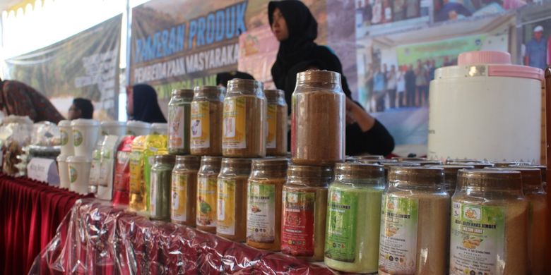 Berbagai produk yang dibuat oleh masyarakat yang tinggal di daerah Hutan Meru Betiri Jember dipamerkan