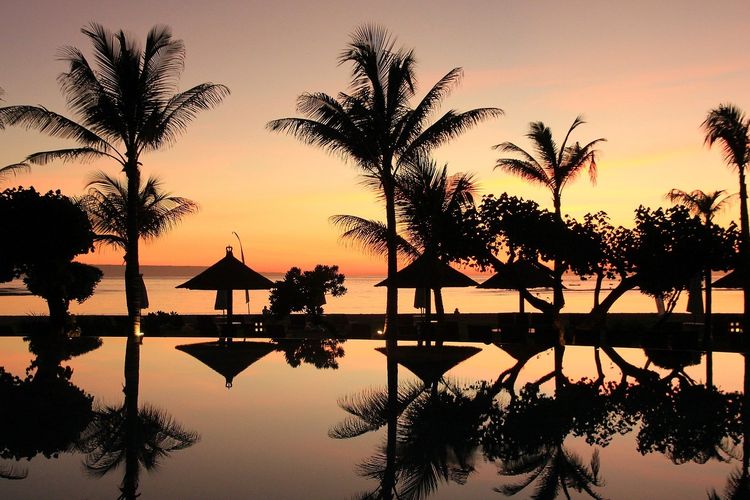Ilustrasi pemandangan pinggir laut di Bali. 