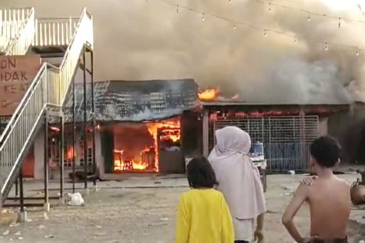 Warga menyaksikan kebakaran 16 unit rumah warga di Desa Langkitin, Kecamatan Rambah Samo, Kabupaten Rokan Hulu, Riau, Rabu (12/6/2024).