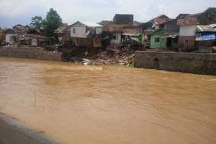 Tanggul Sungai Cimanuk yang runtuh akibat debit air yang tinggi di Garut, Kamis (22/9/2016). Di sekitar bantaran sungai terlihat bangunan-bangunan pemukiman yang padat penduduk.