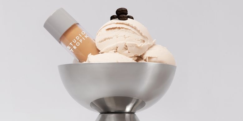 Hybrid Concealer dari Studio Tropik yang memiliki kandungan skincare untuk menutrisi area di bawah mata.