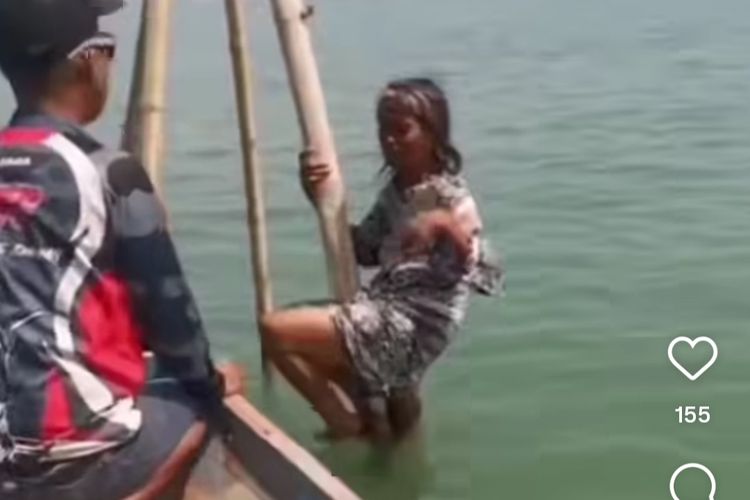 Video Viral Perempuan Ditemukan Berpelukan dengan Tiang Bambu di Tengah Laut Demak