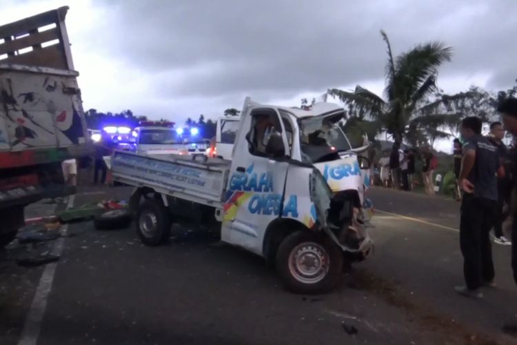 Kecelakaam yang melibatkan mobil pikap dengan truk, terjadi di Jalur Pantai Selatan (Pansela) Kabupaten Tulungagung Jawa Timur, mengakibatkan dua orang tewas di lokasi kejadian, Selasa (21/10/2023)