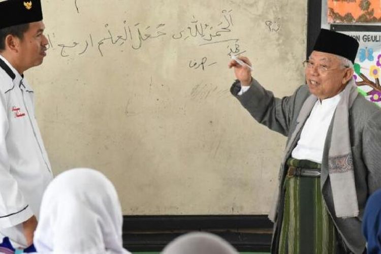 Ketua Majelis Ulama Indonesia (MUI) KH Ma&rsquo;ruf Amin bersama Bupati Purwakarta Dedi Mulyadi. 