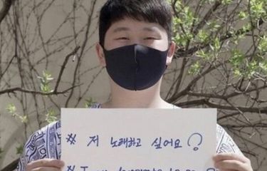 Penyanyi Korea Selatan Choi Sung Bong (32) telah mengumpulkan uang untuk sumbangan dengan berbohong bahwa mengidap kanker stadium akhir.