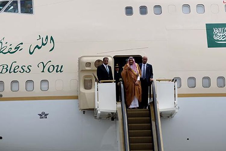 Raja Arab Saudi Salman bin Abdulaziz al-Saud tiba di Bandara Halim Perdanakusuma, Jakarta, Rabu (1/3/2017). Kunjungan Raja Salman ke Indonesia setelah 47 tahun lalu dalam rangka kerja sama bilateral Indonesia - Arab Saudi.