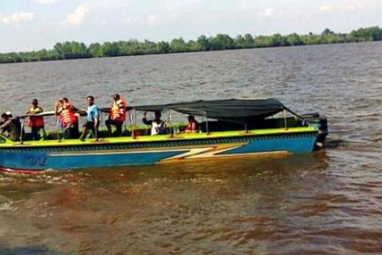 Salah satu kapal pencari korban dari speedboat yang pecah di Katingan, Kamis (24/7/2014) 