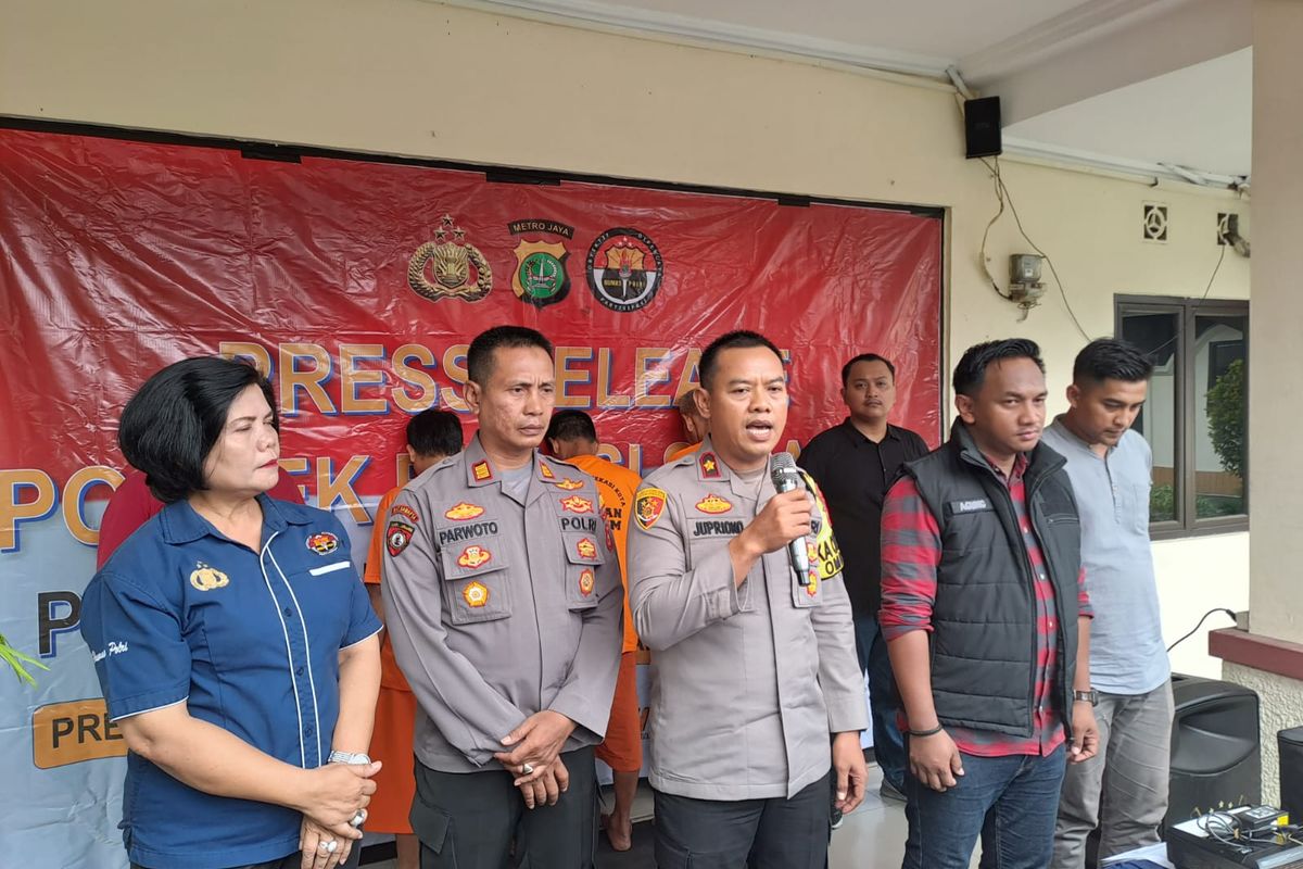 Polsek Bekasi Selatan merilis penangkapan komplotan pencuri berjumlah tiga orang yang beraksi di sekolah menengah kejuruan (SMK) Negeri 9, Kota Bekasi, di Mapolsek Bekasi Selatan, Jumat (10/11/2023).