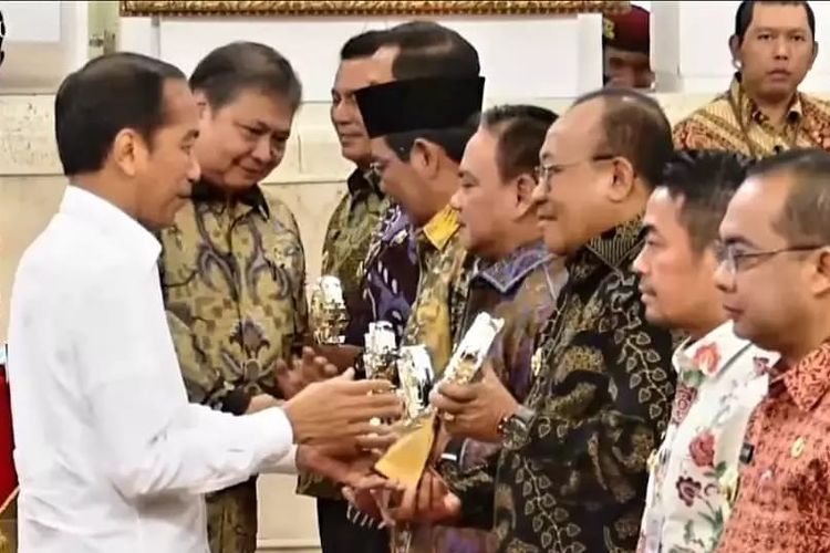 Pj Gubernur NTB, Lalu Gita Ariadi, menerima penghargaan TPID Award untuk Pemprov NTB yang diberikan oleh Presiden Jokowi, di Istana Negara, Jakarta, Jumat (14/6/2024).
