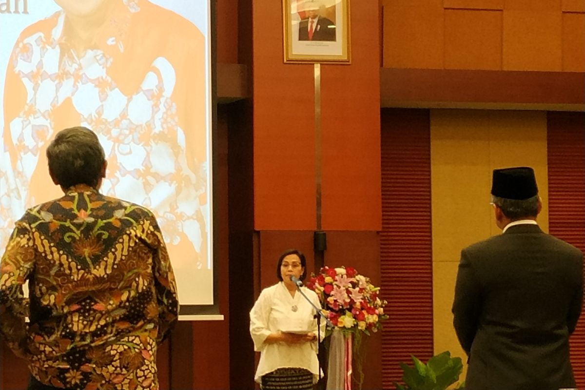 Menteri Keuangan Sri Mulyani (tengah), Wamenkeu Suahasil Nazara (kedua kiri) dan Mantan Wamenkeu Mardiasmo (kedua kanan) berfoto bersama seusai melaksanakan proses serah terima jabat (Sertijab) di Gedung Kemenkeu, Jumat (25/10/2019).