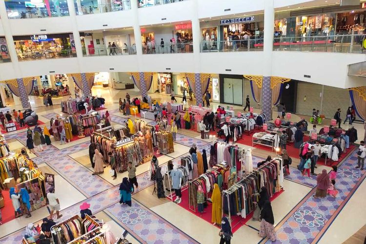 Jelang perayaan Idul Fitri 1442 Hijriah, warga kota Mataram mulai memadati pusat perbelanjaan untuk membeli baju lebaran, salah satunya di Lombok Epicentrum Mall.