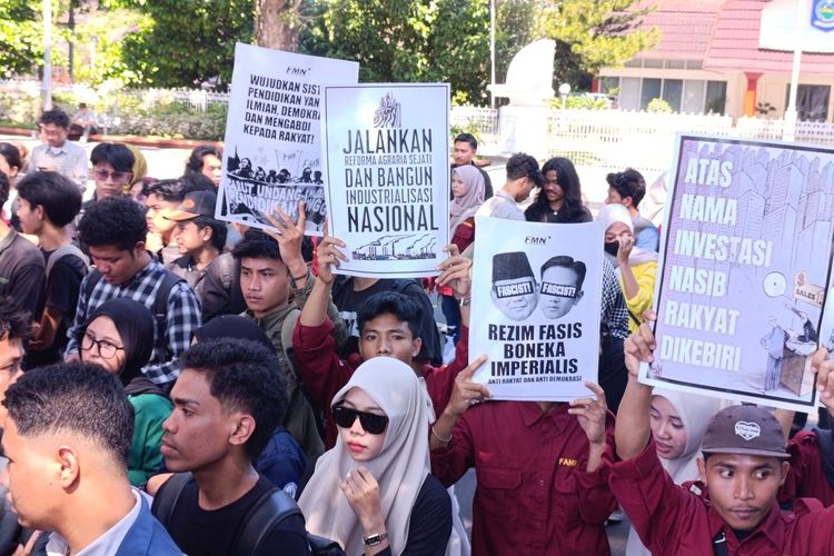Demo MBG di Mataram, Mahasiswa dan Polisi Saling Dorong