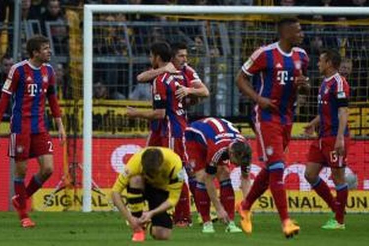 Para pemain Bayern Muenchen merayakan gol ke gawang Borussia Dortmund pada laga Bundesliga di Stadion Signal Iduna Park, Dortmund, Sabtu (4/4/2015).