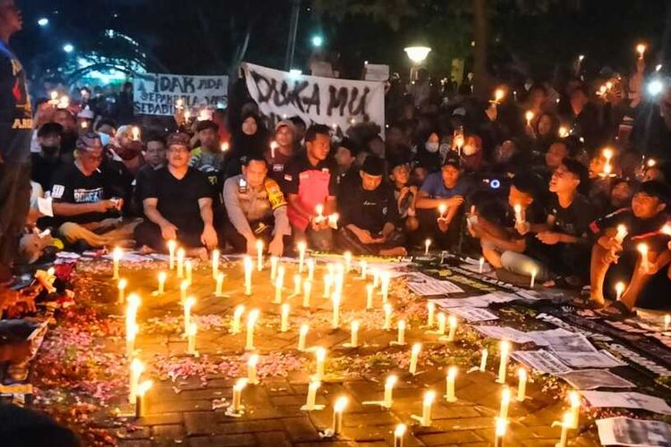 Menyala dengan khidmat lilin yang menjadi simbol kepedulian atas insiden Stadion Kanjuruhan Malang