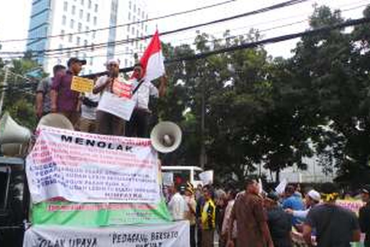 Ratusan pedagang pasar tradisional melakukan aksi unjuk rasa di depan Balai Kota DKI Jakarta dan DPRD DKI Jakarta, Jumat (5/8/2016). Mereka menuntut pemerintah merevisi Perda Nomor 2 Tahun 2009 dan Perda Nomor 3 Tahun 2009.