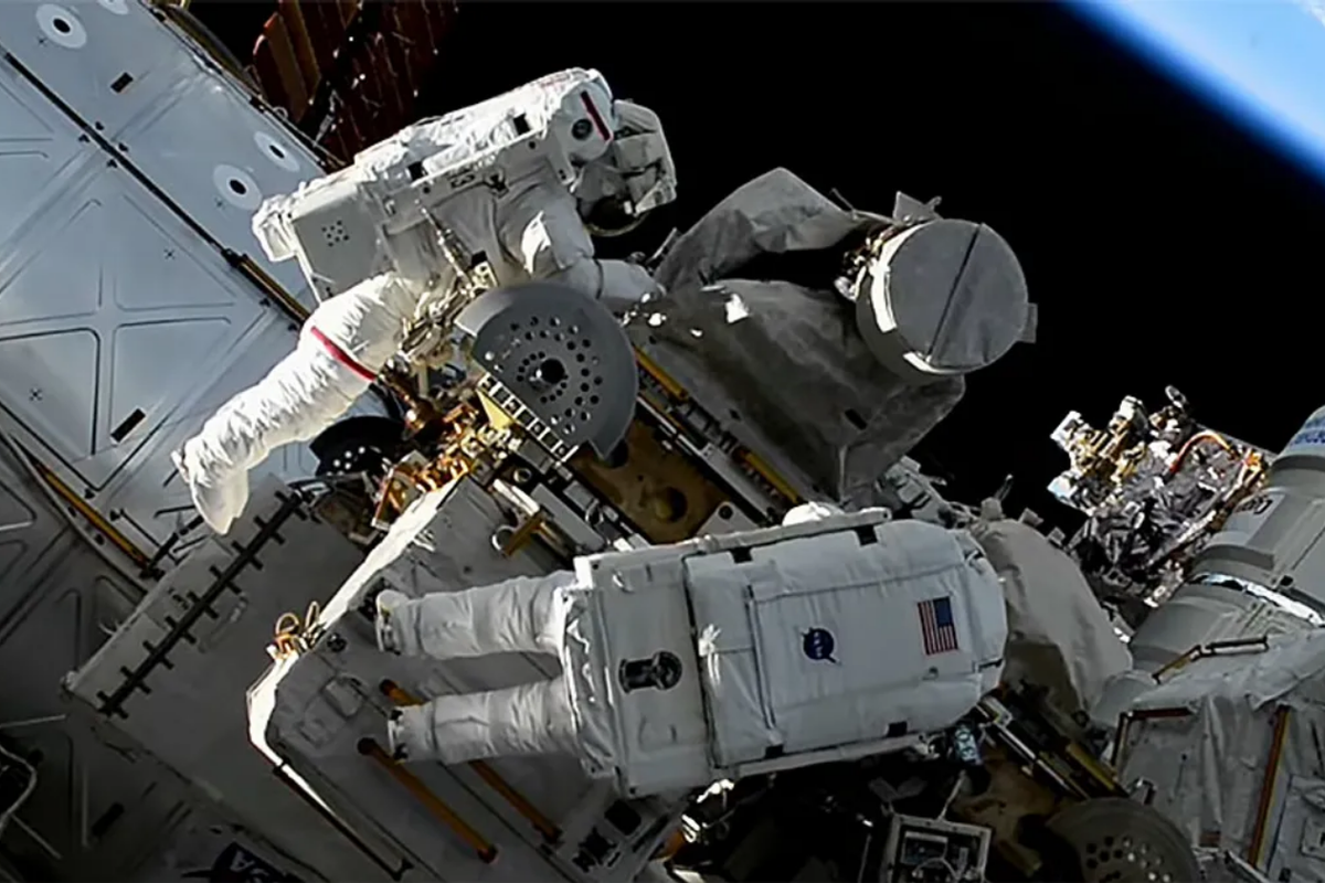 Astronot Jasmin Moghbeli (atas) and Loral O?Hara (bawah) melakukan spacewalk 