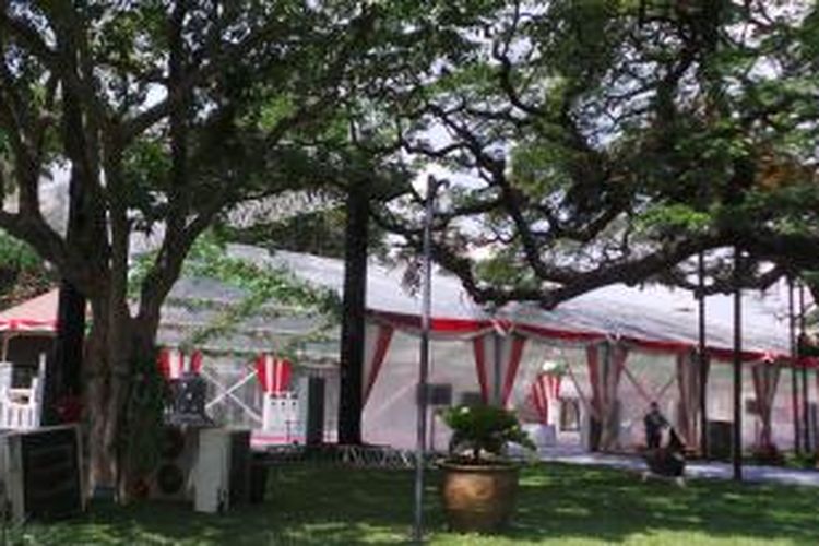 Sebuah panggung dan tenda besar dengan dekorasi pesta kebun didirikan di dalam kompleks Istana Negara, Jakarta, menjelang HUT RI ke-69.