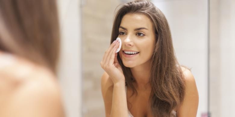 Rutin membersihkan wajah bisa membuat kulit cerah bebas kucel.