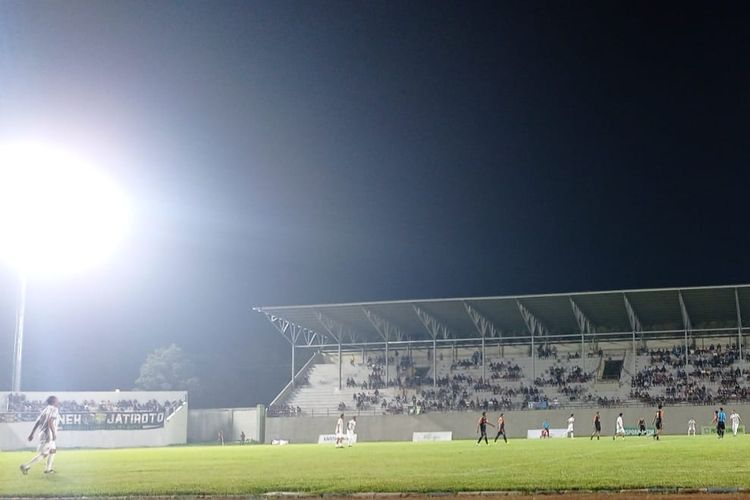 Masyarakat penuhi tribun sisi barat Stadion Semeru Lumajang saat tim Mahamaeru FC Vs Timnas Legend, Jumat (15/4/2022)