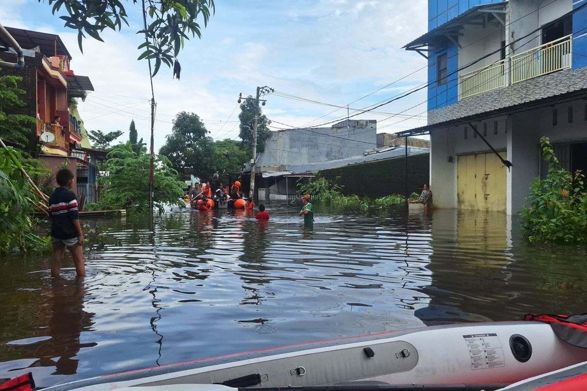 Tim SAR gabungan melakukan evakuasi terhadap beberapa warga menggunakan perahu karet di kawasan Blok 8 Perumnas Antang, Kecamatan Manggala, Kota Makassar, Sulsel, Senin (23/12/2024).