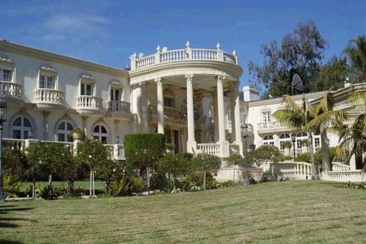 Rumah mewah milik Presiden Robert Mugabe ini berdiri di atas lahan seluas 17 hektar di ibu kota Harare.
