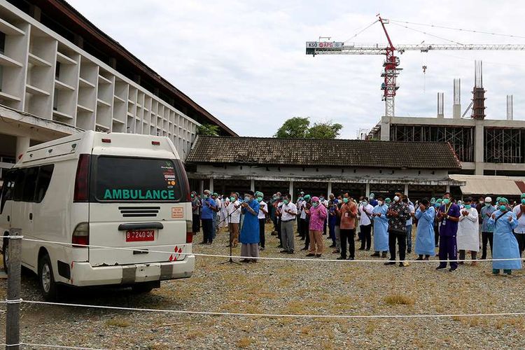 Para petugas medis di Rumah Sakit Umum Zainal Abidin (RSUZA)  Banda Aceh mengikuti shalat jenazah untuk almarhum dokter Imay Indra di pelataran parkir rumah sakit, Rabu (2/9/2020). Meninggalnya dokter Imay Indra setelah menjalani perawatan akibat terpapar virus corona atau Covid-19 ini menjadi kasus yang pertama di Aceh.