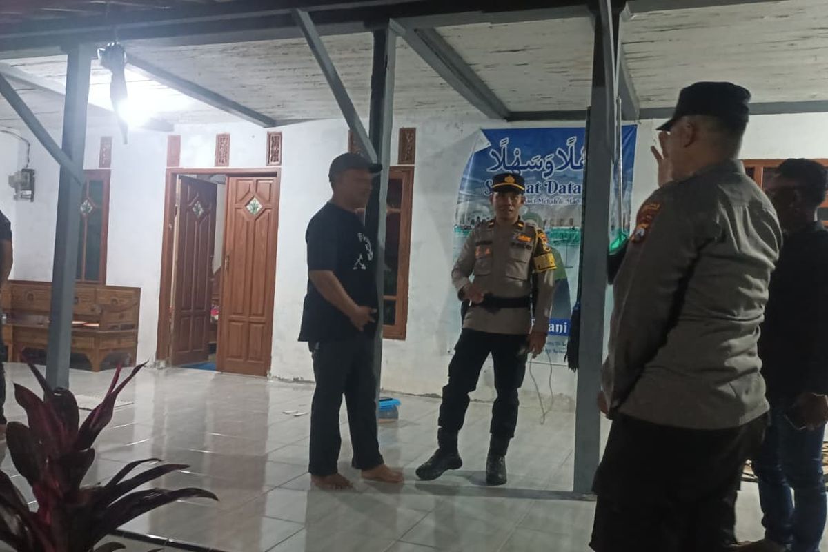 Polisi melakukan olah TKP di rumah korban 