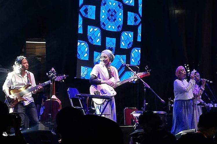 Penyanyi Chiki Fawzi saat tampil pada even Ramadhan Jazz Festival 2019 di halaman Masjid Cut Meutia, Jakarta, Sabtu (18/5/2019). 