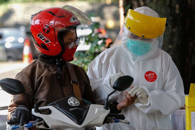 Petugas medis Dinas Kesehatan Kota Bogor melakukan uji cepat (rapid test) massal Covid-19 dengan skema drive thru di GOR Pajajaran, Bogor, Sabtu (4/4/2020). Sebanyak 128 orang dalam pemantauan (ODP) mengikuti rapid test ini dari target 284 orang.