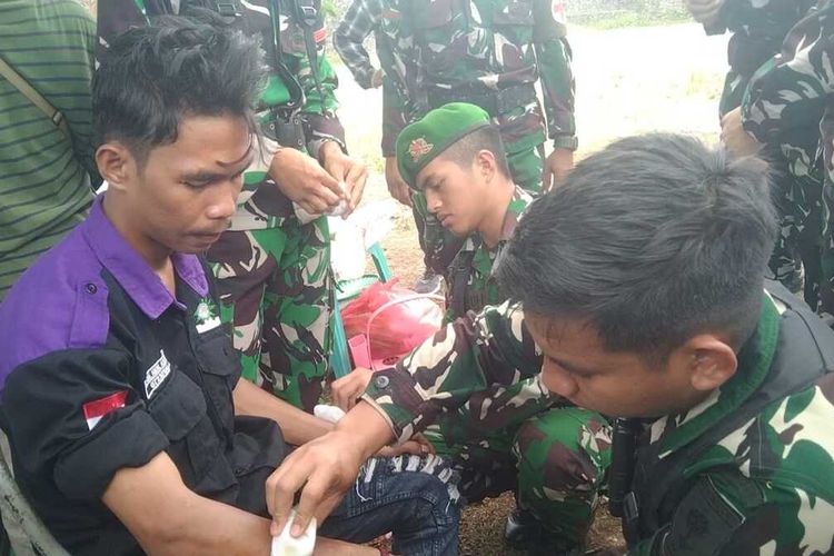 Seorang mahasiswa mengalami luka bakar saat aksi unjuk rasa di depan jalan masuk ke Kantor DPRD Baubau, Senin (1/9/2025). Korban langsung mendapat pertolongan medis dari anggota TNI Batalyon Infantri (Yonif) TP 823 Raja Wakaka yang bertugas melakukan pengamanan.