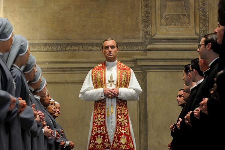 Jude Law dalam serial drama The Young Pope (2016).