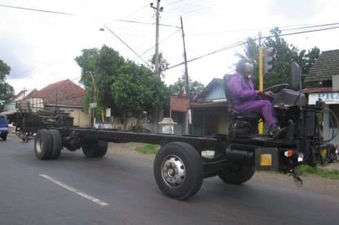 Beratnya Jadi Sopir Sasis Bus, Nyetir Bus Pakai Helm dan Jas Hujan