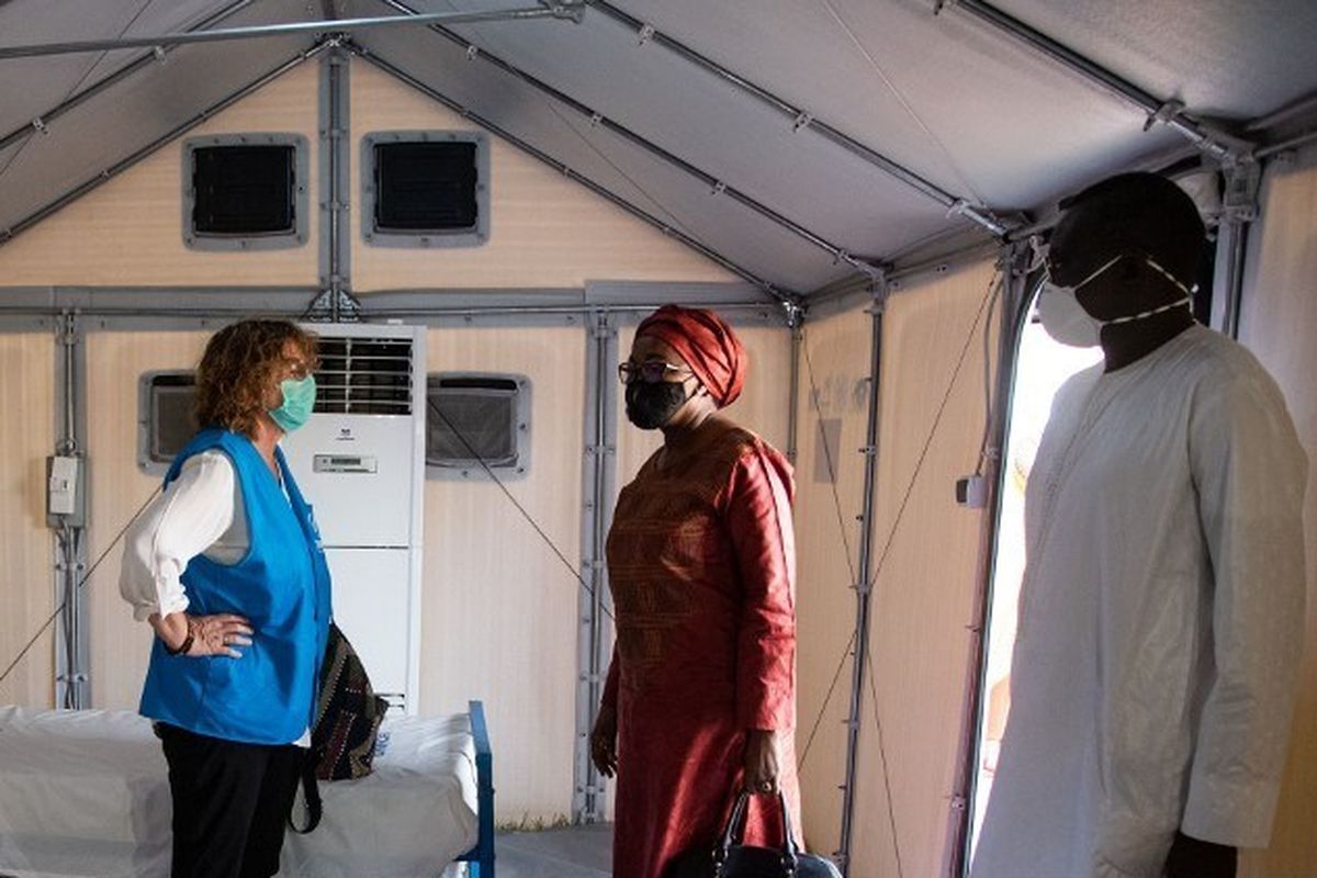 Koordinator Kemanusiaan dan Residen untuk Sistem Perserikatan Bangsa-Bangsa di Niger Khardiata Lo N'Diaye (kedua dari kanan), Perwakilan dari Komisaris Tinggi PBB untuk Pengungsi (UNHCR) Alexandra Morelli (tengah), dan Perwakilan Penduduk Persatuan Bangsa-Bangsa Fund (UNFPA) Ismaila Mbengue (R) mengunjungi unit khusus selama upacara peresmian pusat triase dan manajemen untuk pasien yang dites COVID 19 yang disumbangkan oleh Badan Pengungsi PBB (UNHCR), di stadion Seyni Kountche di Niamey, Niger, pada 17 April 2020, selama penguncian wabah virus corona baru COVID-19