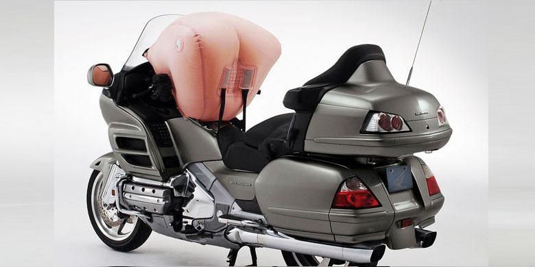 Honda Gold Wing dengan Airbag Takata.