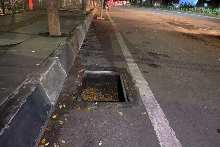 Penampakan sejumlah drainase yang penutupnya telah hilang diduga dicuri terletak di bilangan Jalan Hertasning, Kota Makassar, Sulawesi Selatan (Sulsel). Selasa (9/5/2023)
