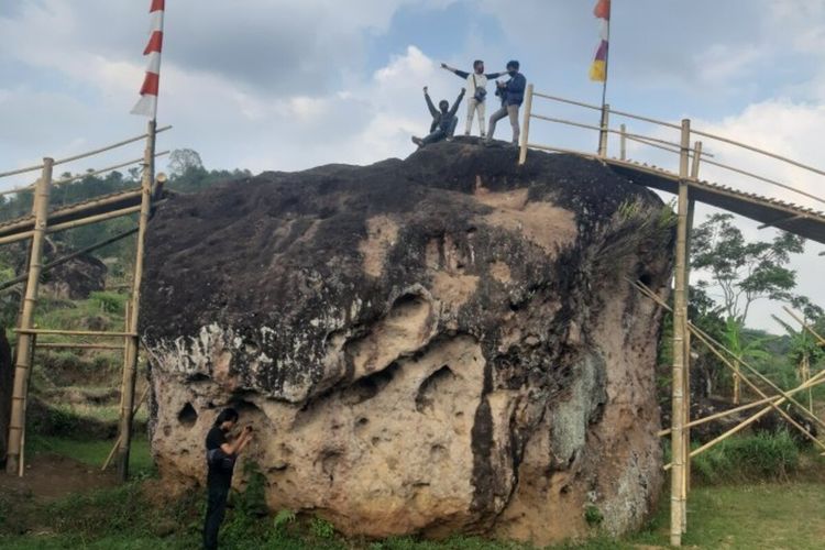 Taman Pinus Batu Ciagung jadi objek wisata baru yang banyak dikunjungi karena terdapat banyak spot selfie yang Instagramable di kawasan pesisir Waduk Jatigede ini. AAM AMINULLAH/KOMPAS.com