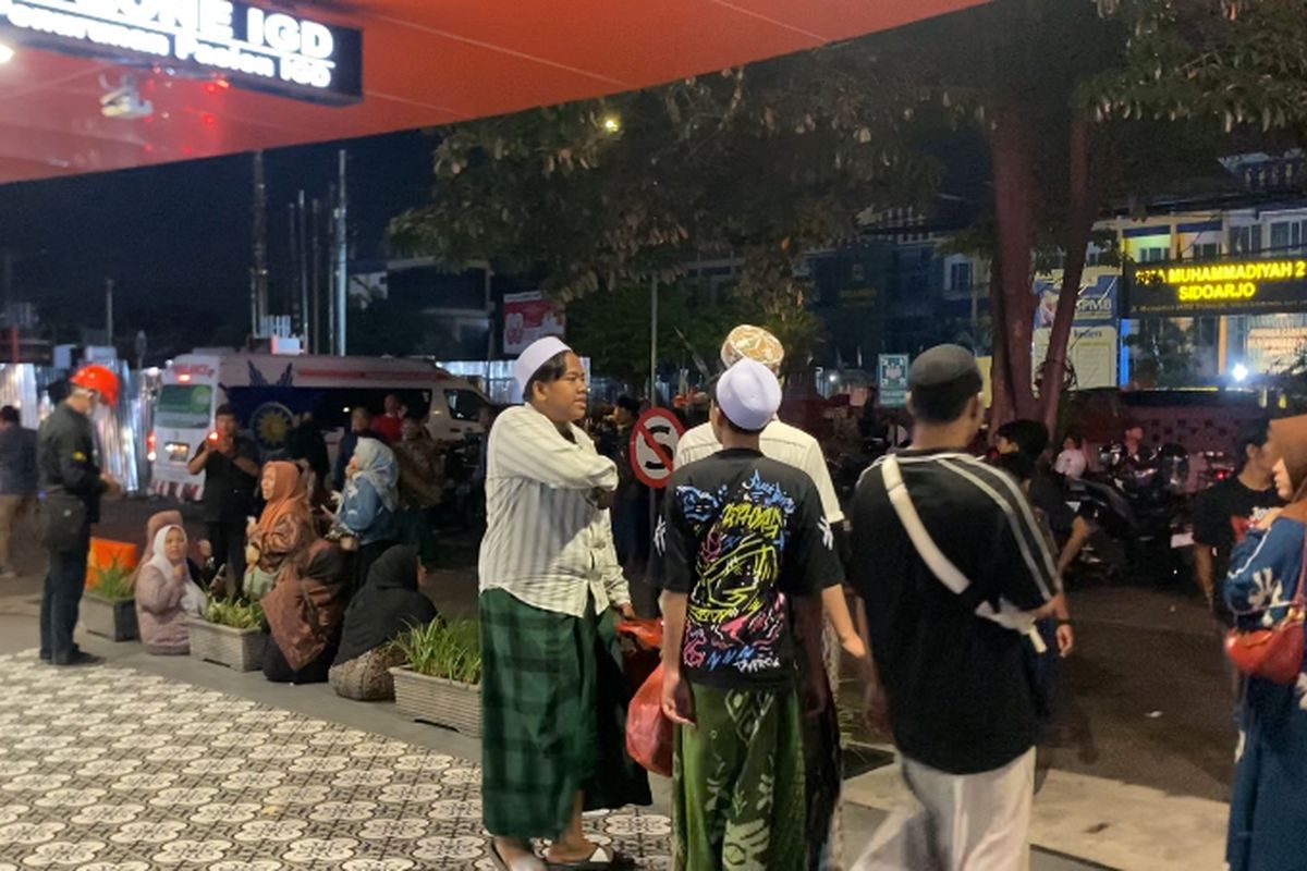 Suasana RSUD RT Notopuro, hari ketiga evakuasi korban Ponpes Al Khoziny, Sidoarjo, Rabu (1/10/2025).