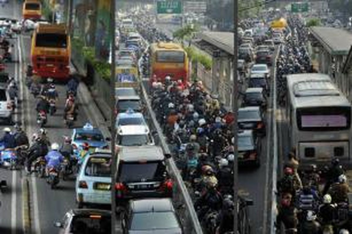 Pengendara (paling kiri) memanfaatkan jalur bus Transjakarta untuk menghindari kemacetan di Jalan Yos Sudarso, Jakarta Utara, Sabtu (31/8/2013). Foto tengah dan kanan di Jalan Mampang Prapatan, Jakarta, Selasa (26/3/2013).