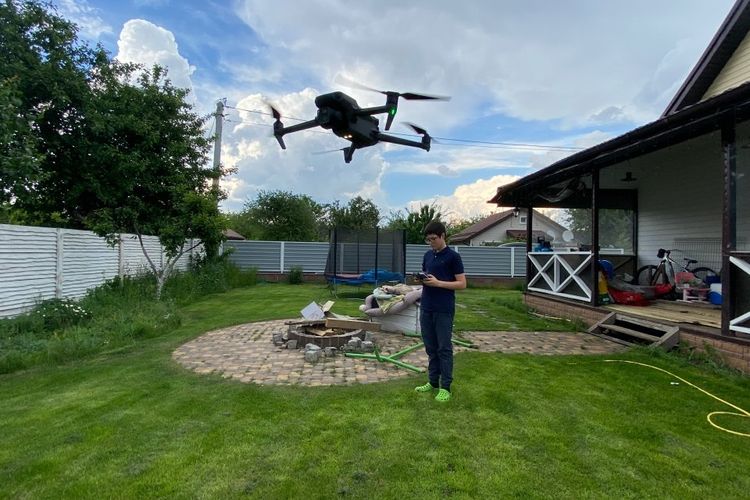 Andrii Pokrasa, 15 tahun, dan drone andalannya yang memantau pergerakan pasukan Rusia.