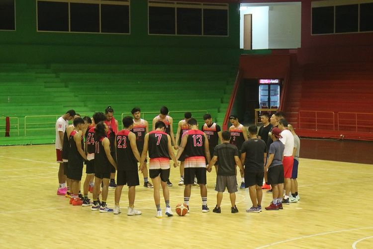 Tim nasional bola basket putra Indonesia menjalani latihan di GOR Soemantri Brodjonegoro, Kuningan, Jakarta, Kamis (13/6/2019).