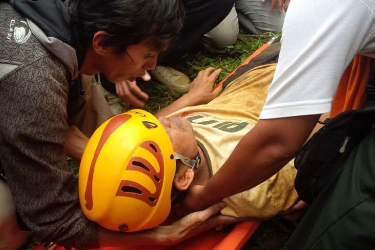 Regu penyelamat berhasil mengevakuasi seorang pria dari dasar sumur berkedalaman lebih dari 15 meter di sebuah kebun kosong di Lingkungan Ngancar, Bawen, Kabupaten Semarang, Minggu (2/4/2017) siang.