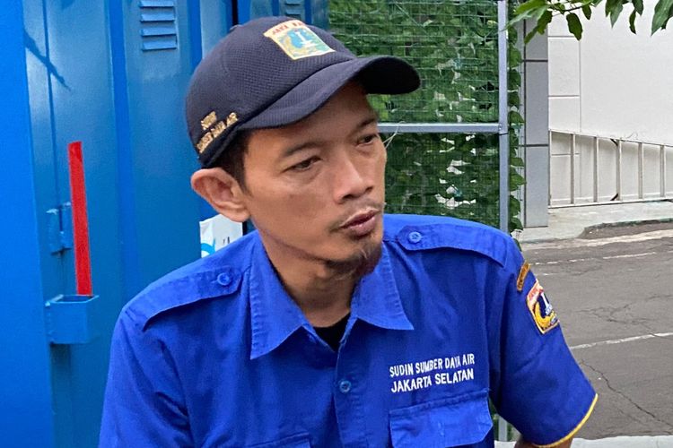 Zainal Abidin, salah satu petugas Suku Dinas Sumber Daya Air Jakarta Selatan yang berada di garis terdepan untuk memastikan tak ada genangan atau banjir di Jalan Kemang Raya, Jakarta Selatan, Senin (6/11/2023).