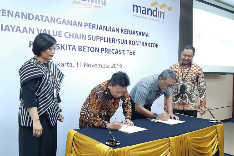 Penanda tanganan kerja sama pembiayaan oleh Bank Mandiri kepada Waskita Beton Precast, Senin (11/11/2019).