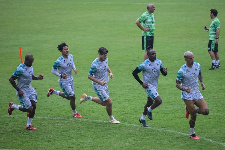 Selama periode jeda kompetisi Liga 1 2023-2024, para pemain Persib digenjot fisik dalam sesi latihan Kamis (11/1/2024) di Stadion Persib, Sidolig, Bandung. 