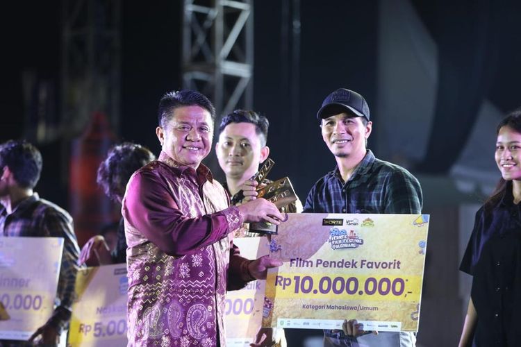 Gubernur Sumsel Herman Deru saat menyerahkan hadiah kepada pemenang lomba Film Pendek Favorit dalam Festival Sriwijaya XXXI Tahun 2023 di Pelataran Benteng Kuto Besak (BKB) Palembang, Kamis (23/6/2023).
