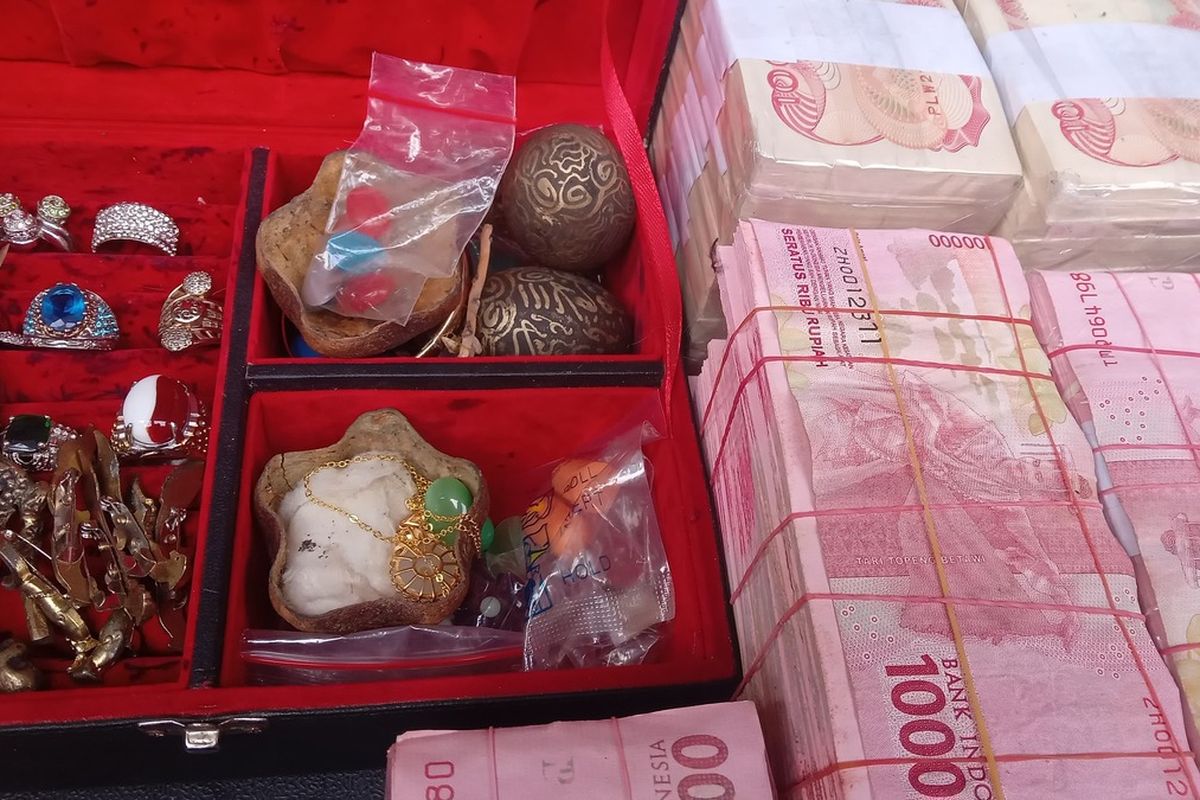PENGGANDAAN UANG: Untuk memperkuat tipu daya, pelaku menggunakan berbagai perlengkapan yang identik dengan praktik mistik agar korban semakin percaya.