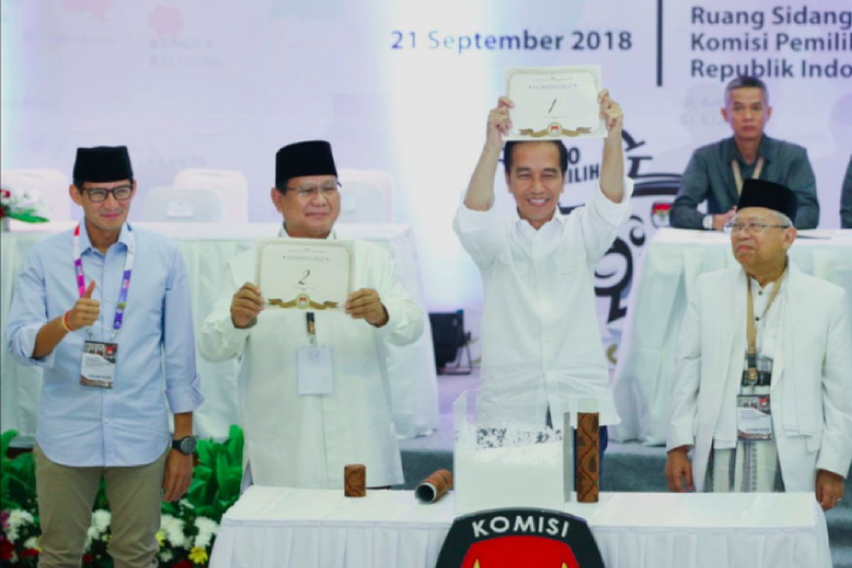 Dua pasangan calon presiden dan wakil presiden Prabowo Subianto-Sandiaga Uno dan Joko Widodo-Maruf Amin saat acara pengambilan nomor urut di Kantor Komisi Pemilihan Umum, Jakarta, Jumat (21/9/2018).