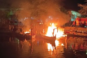 Kronologi Konflik Kelompok Nelayan di Pasuruan yang Berujung 7 Kapal Hangus Terbakar dan 2 Orang Luka